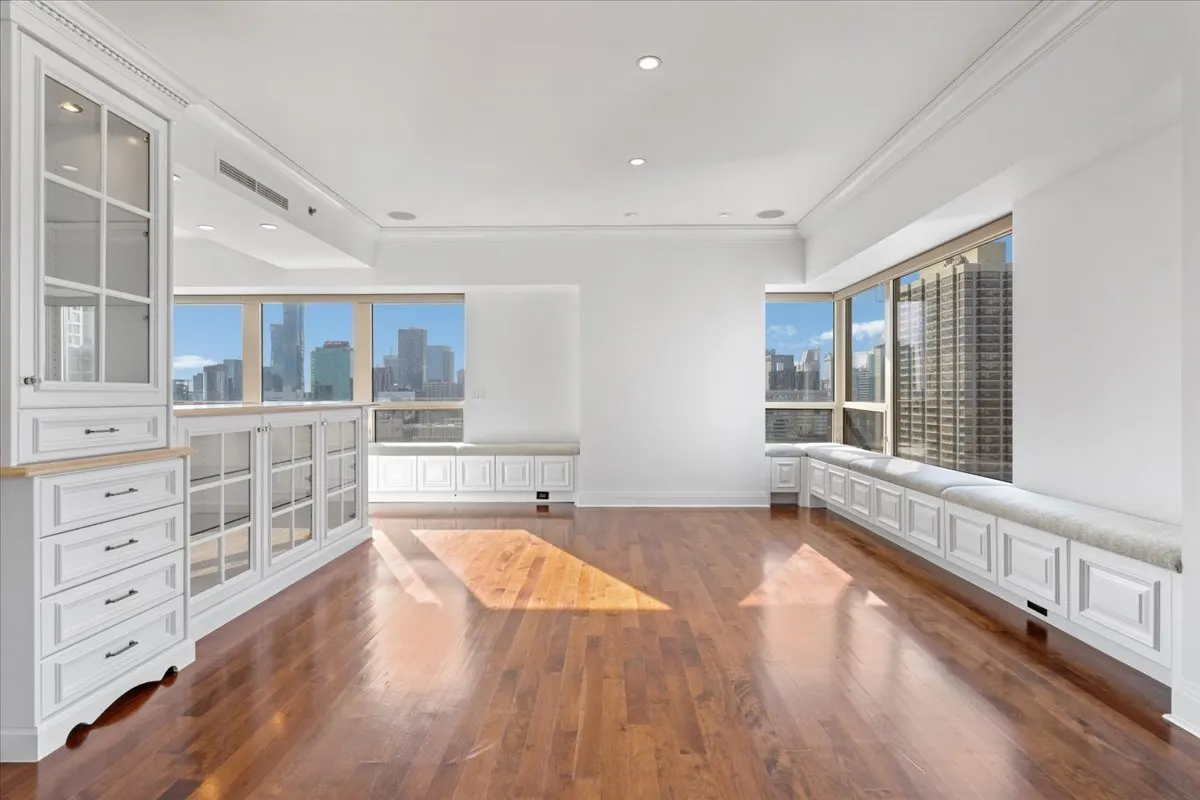 800 N Michigan Avenue 3603 IL