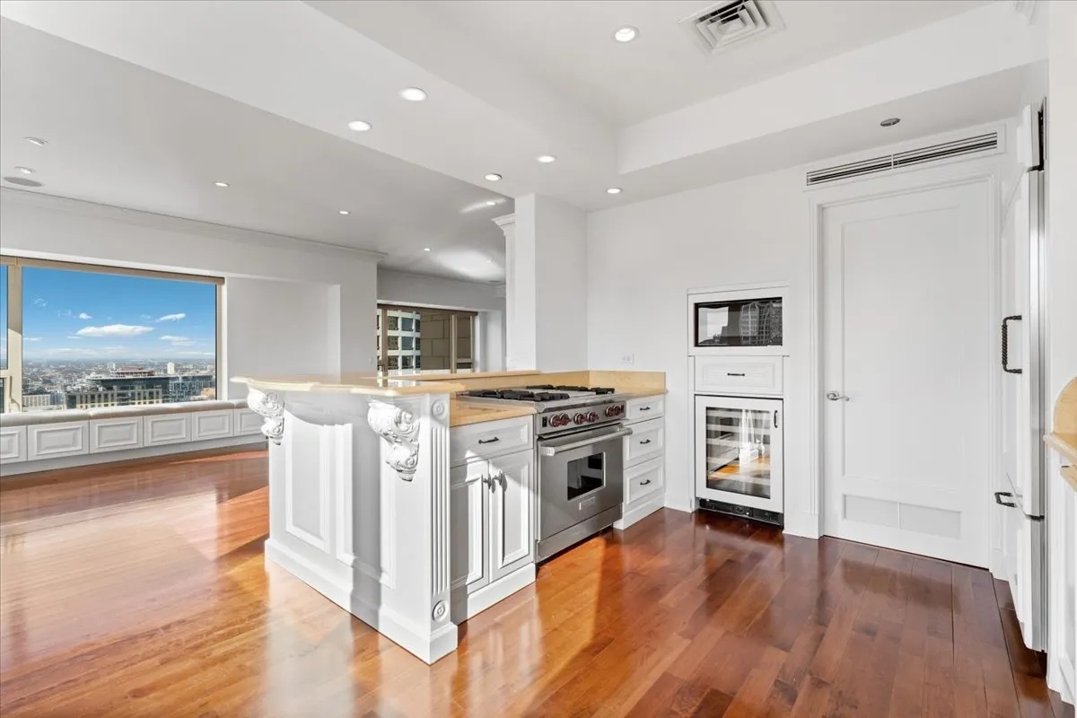 800 N Michigan Avenue 3603 IL