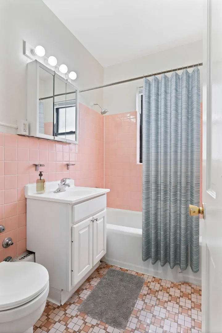 6230 N Kenmore Avenue 1305 IL