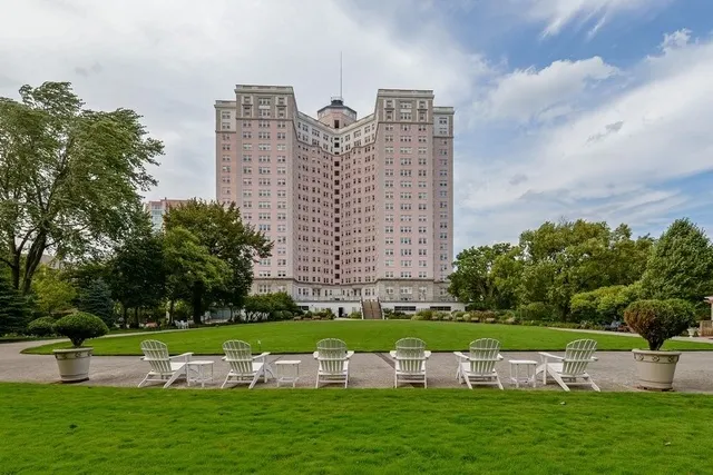 5555 N SHERIDAN Road 1504 IL