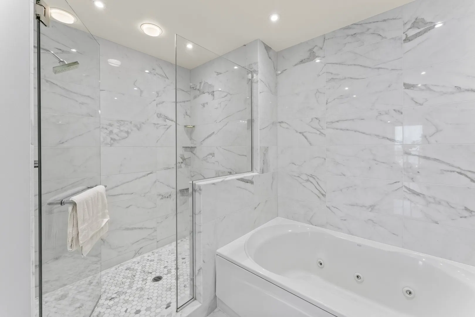 1201 S Prairie Avenue 4702 IL