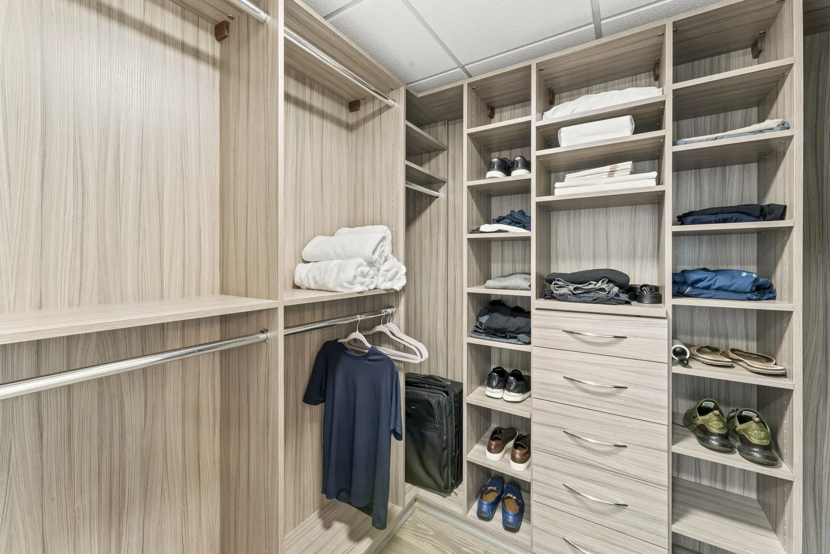 1201 S Prairie Avenue 4702 IL