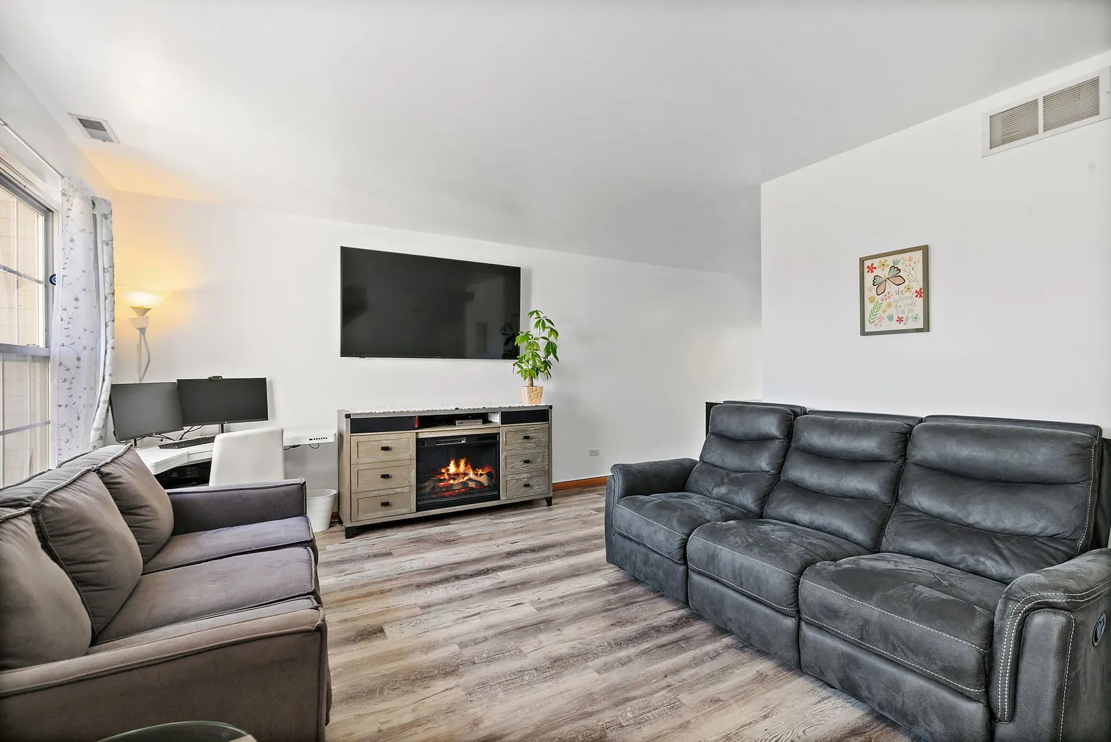 2573 Canyon Drive IL