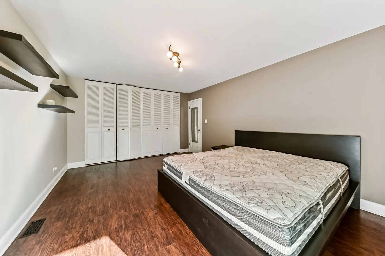 6961 N Oakley Avenue 210 IL