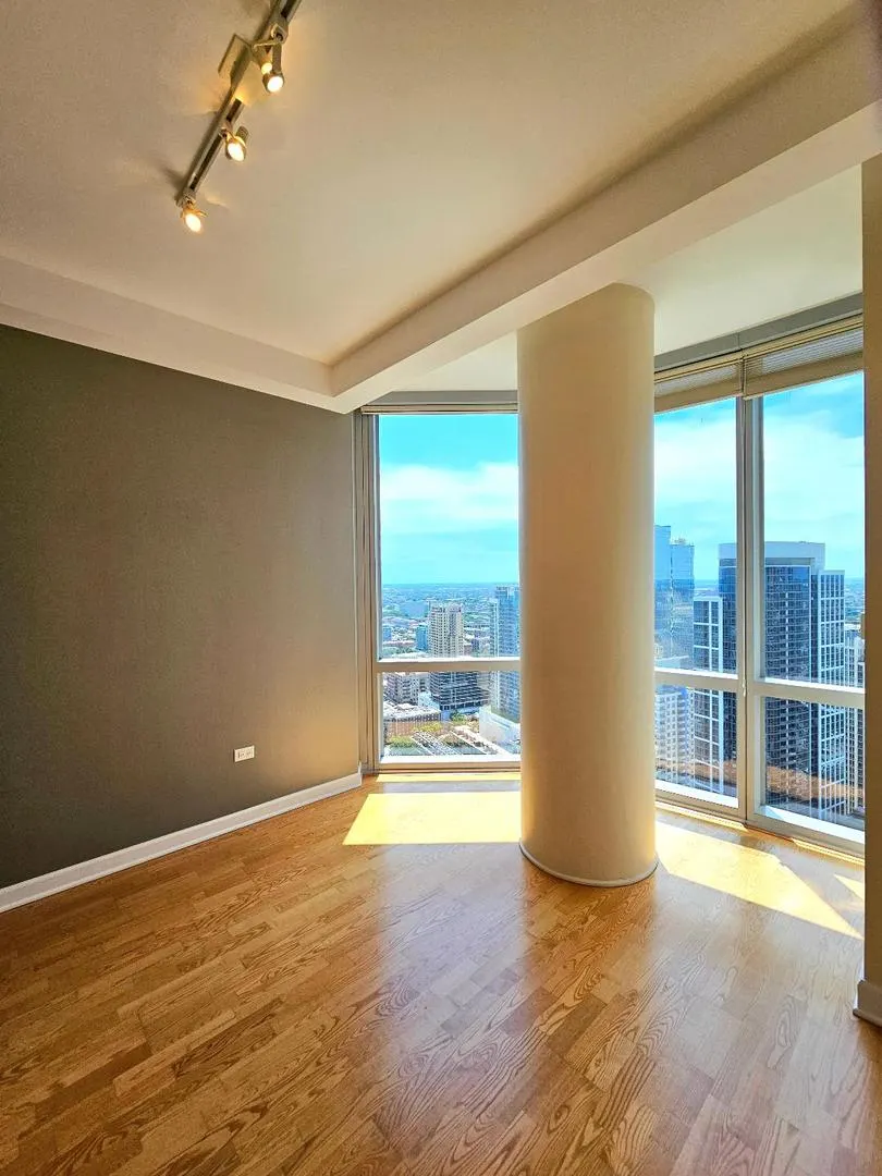 1211 S Prairie Avenue 3603 IL