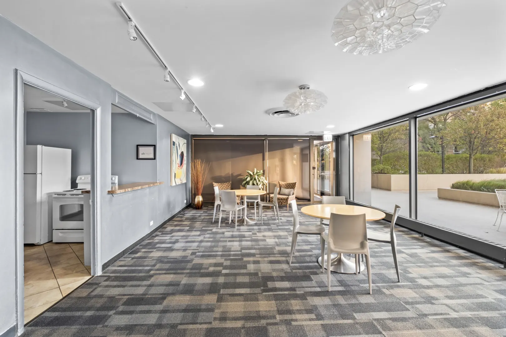 4343 N Clarendon Avenue 717 IL