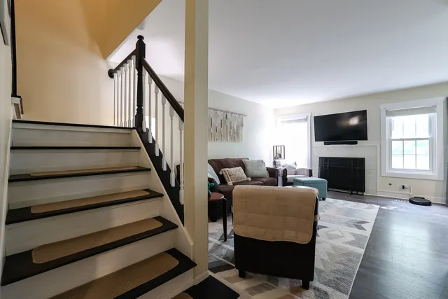 196 White Branch Court IL