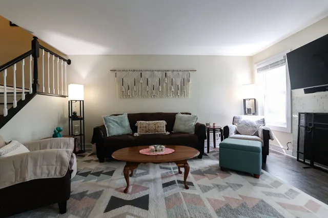 196 White Branch Court IL