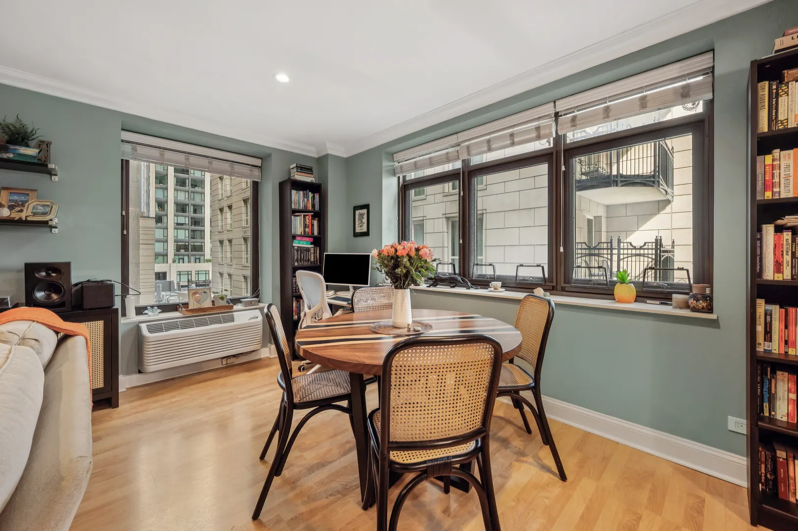 40 E DELAWARE Place 904 IL