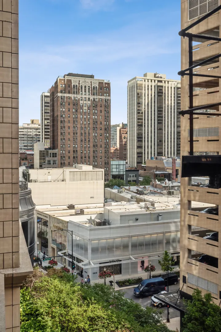 40 E DELAWARE Place 904 IL