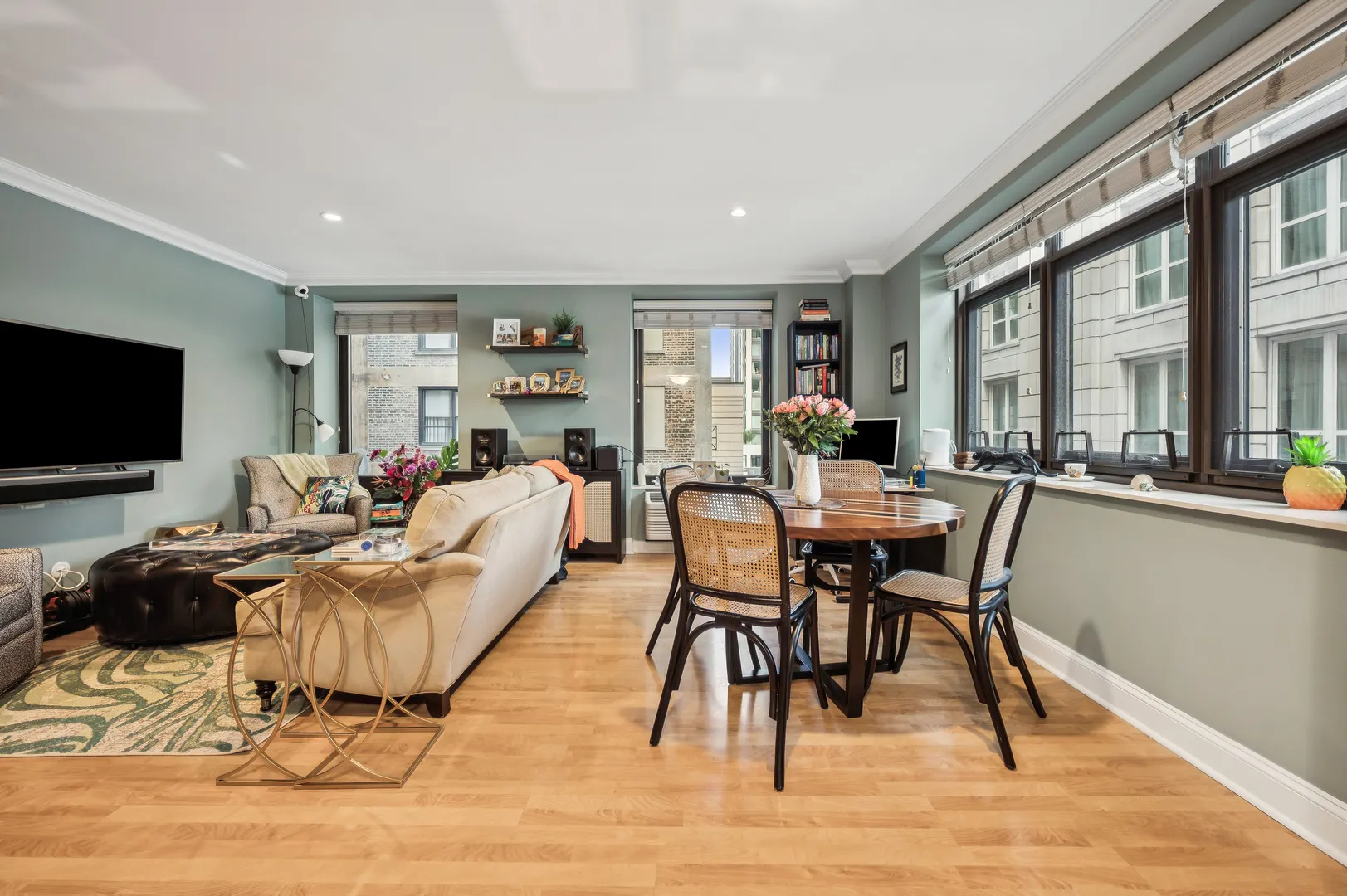 40 E DELAWARE Place 904 IL