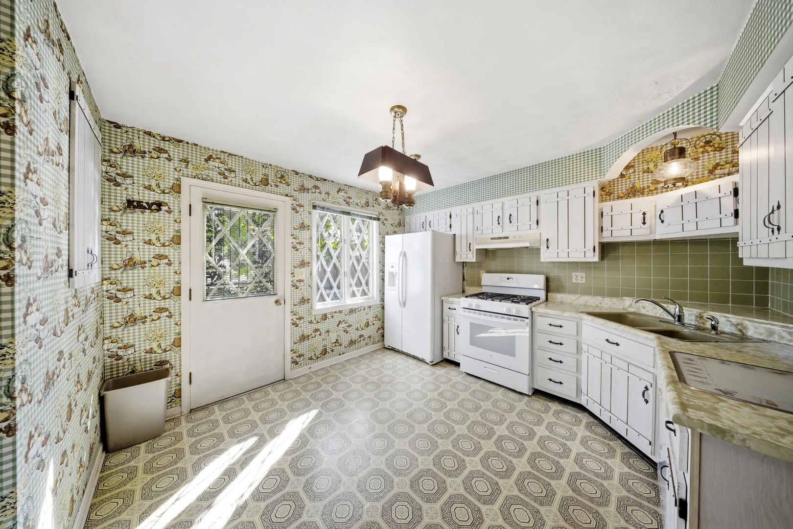 220 W Lincoln Avenue IL