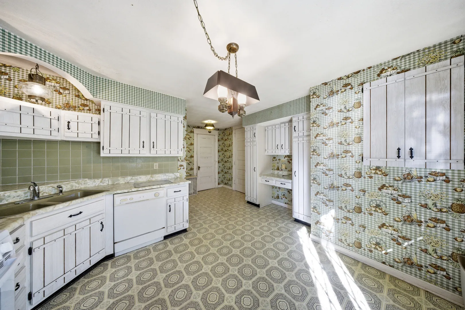 220 W Lincoln Avenue IL