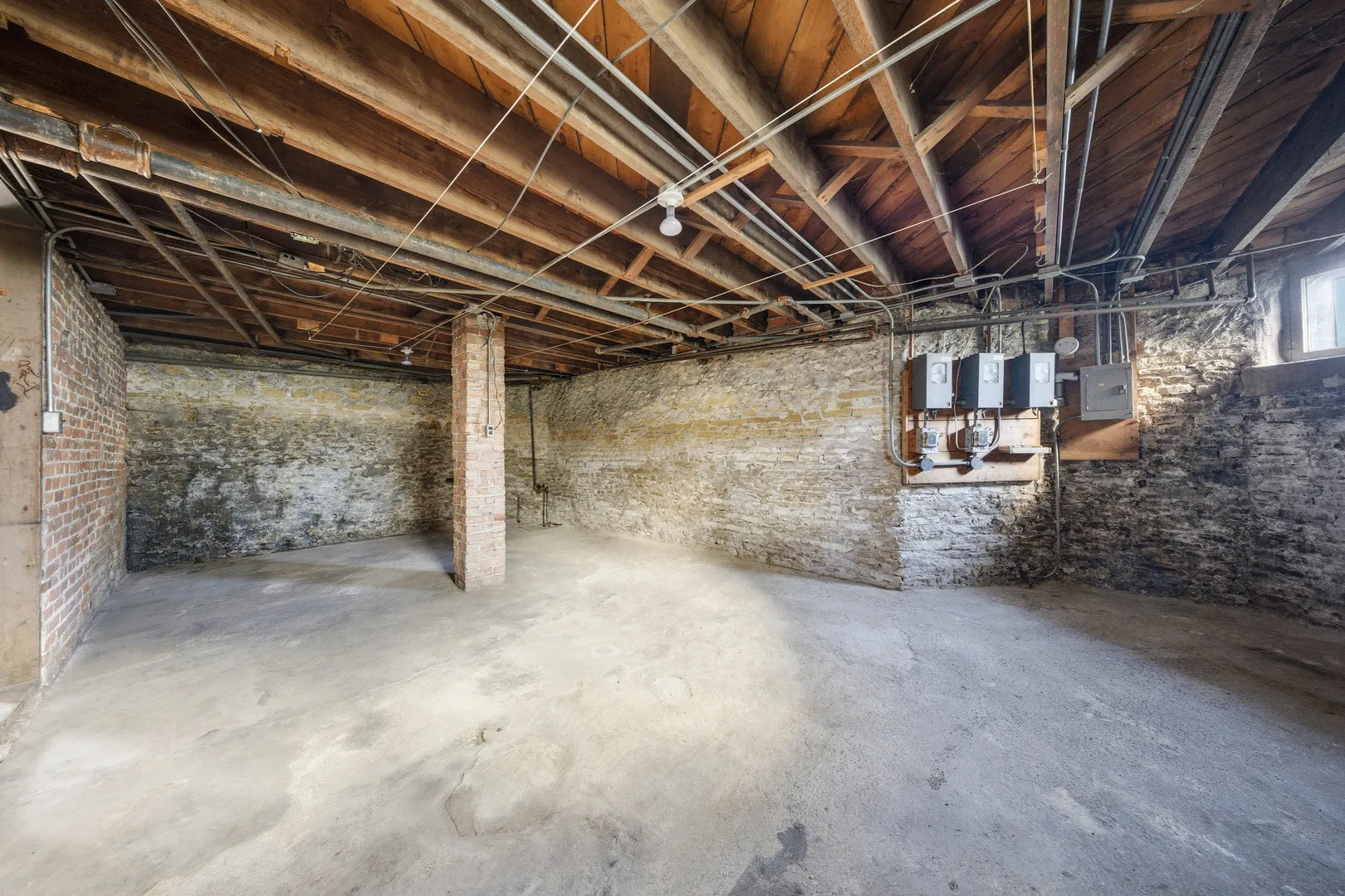 220 W Lincoln Avenue IL