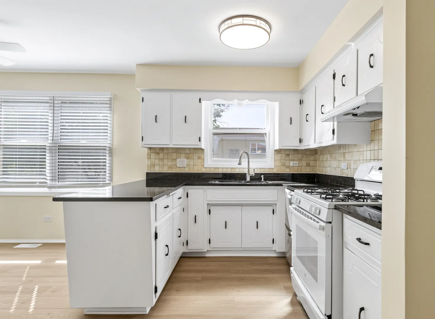 6617 N Northwest Highway 3 IL