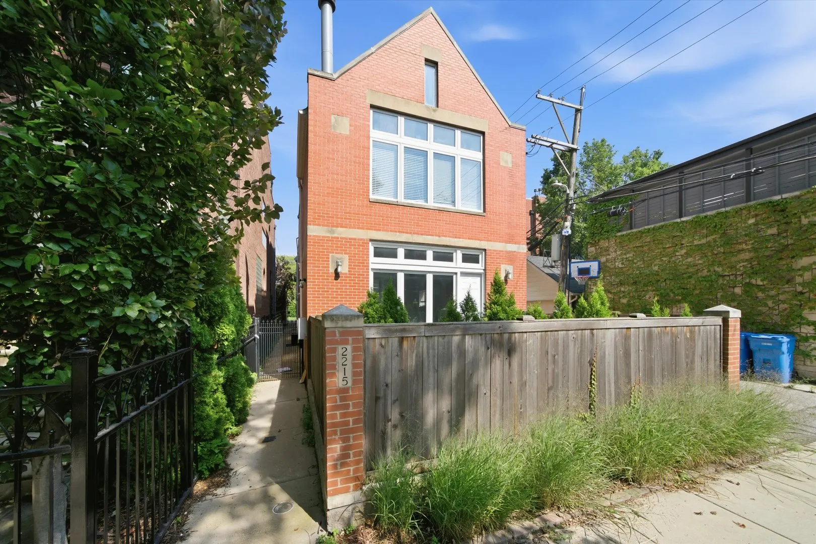 2215 N WAYNE Avenue IL #A