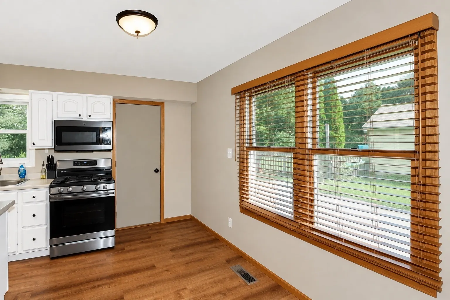 2302 Manor Lane IL