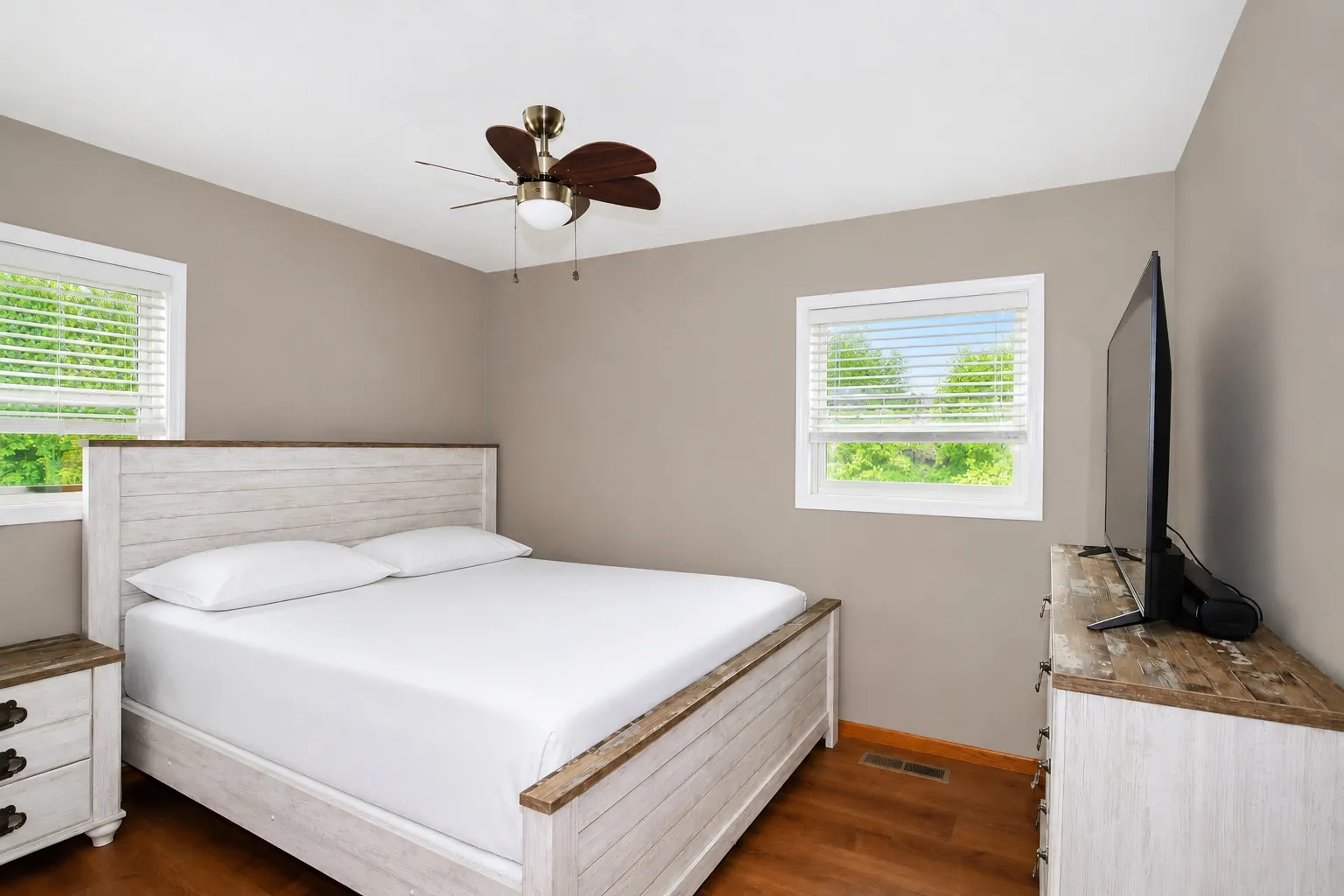 2302 Manor Lane IL