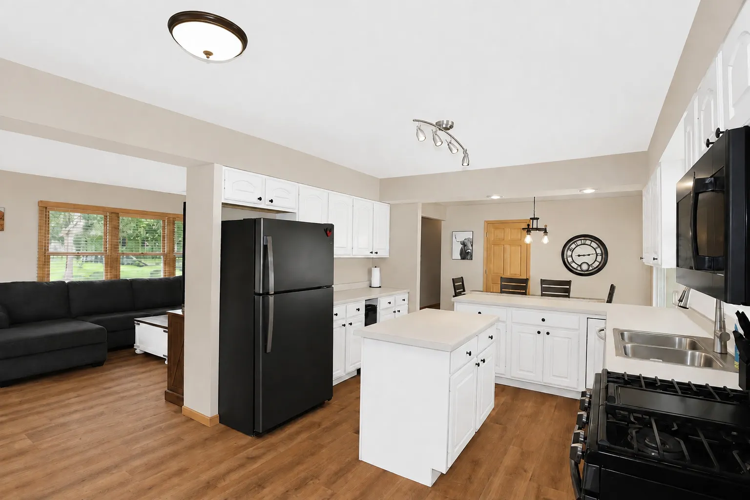 2302 Manor Lane IL