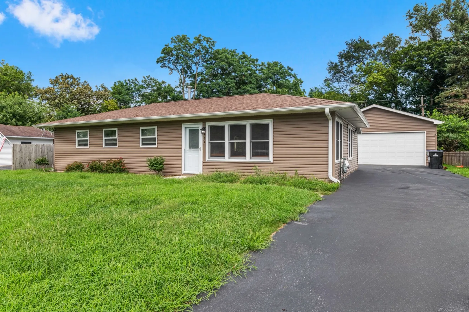 2302 Manor Lane IL