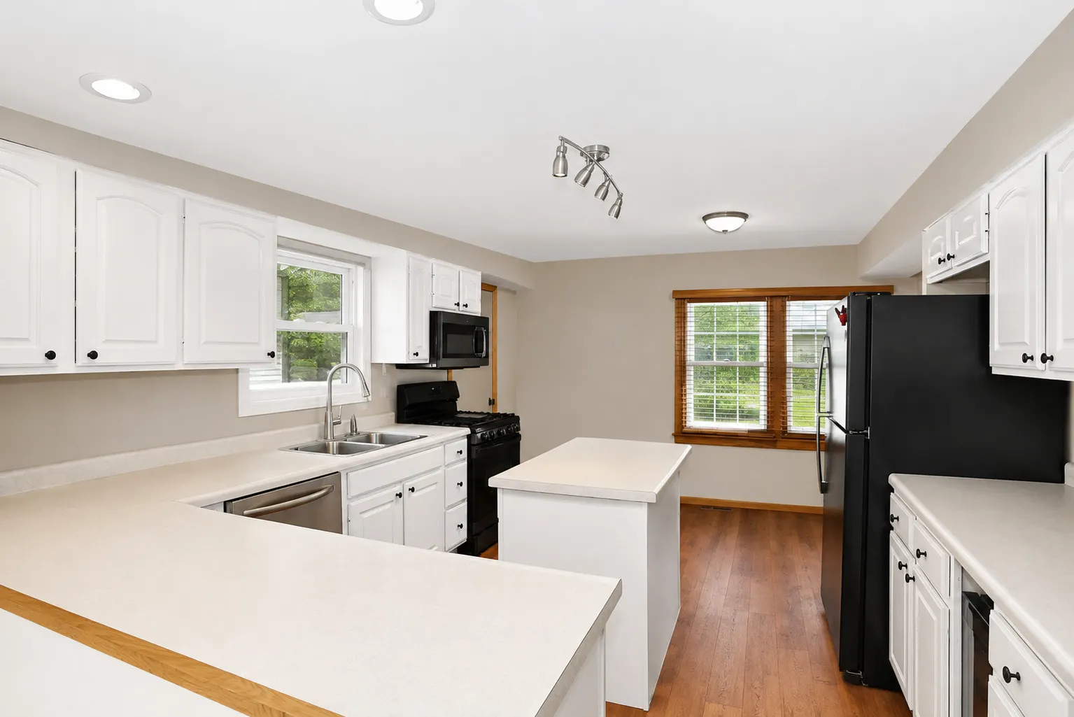 2302 Manor Lane IL