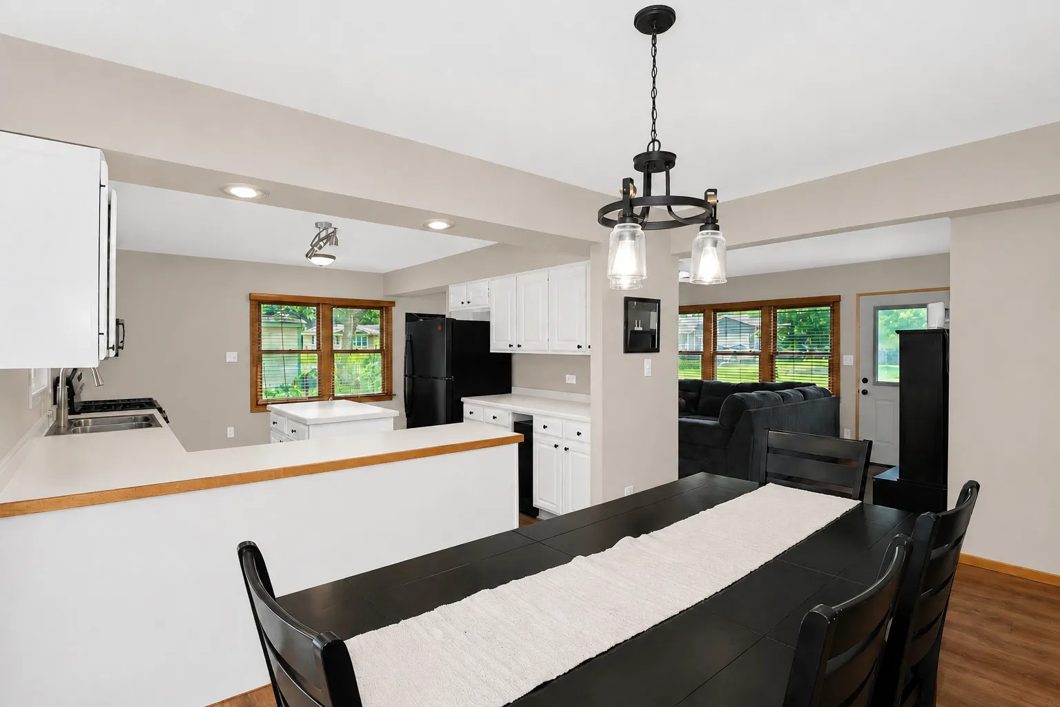 2302 Manor Lane IL