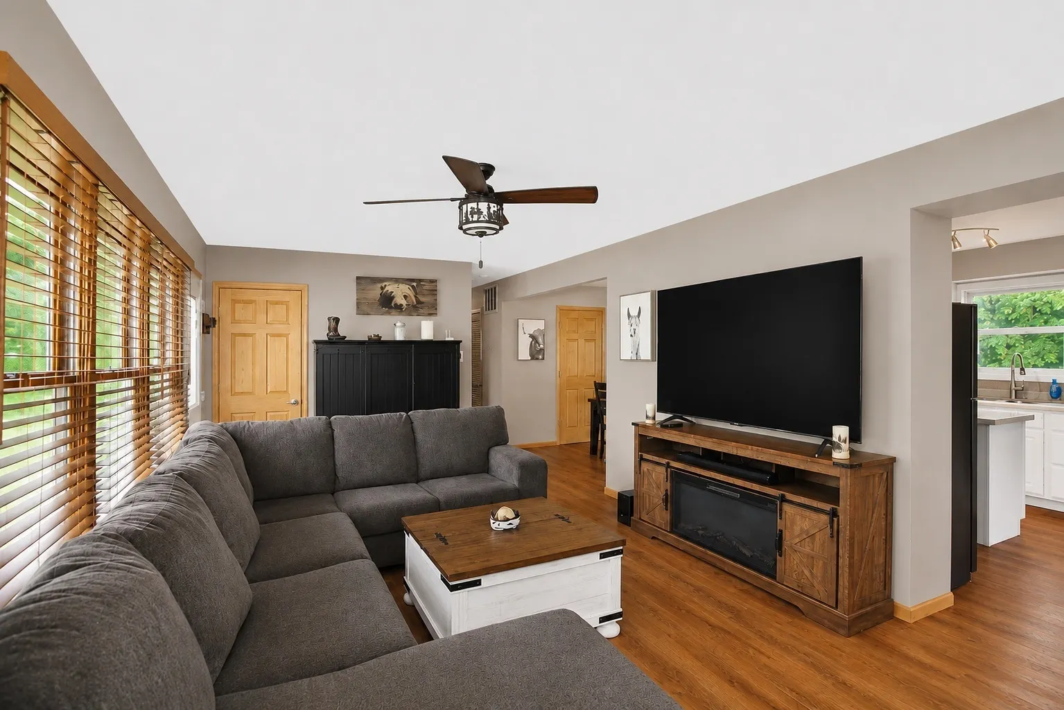 2302 Manor Lane IL