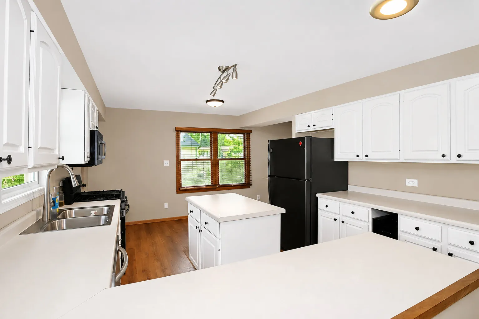 2302 Manor Lane IL