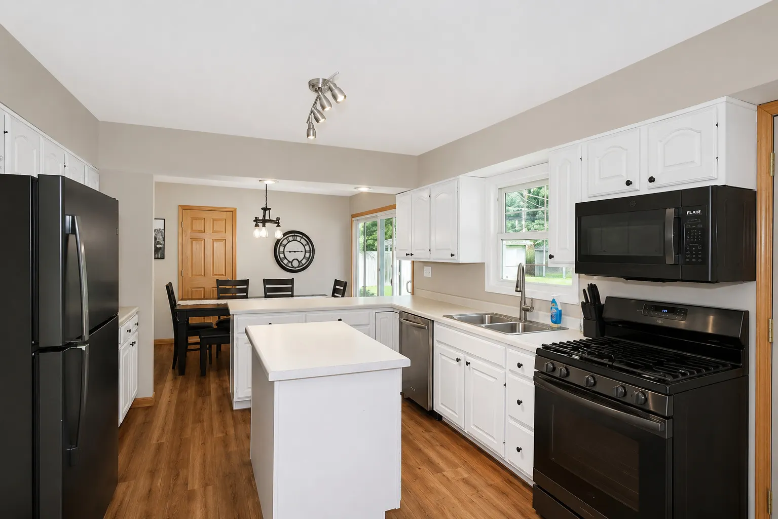 2302 Manor Lane IL