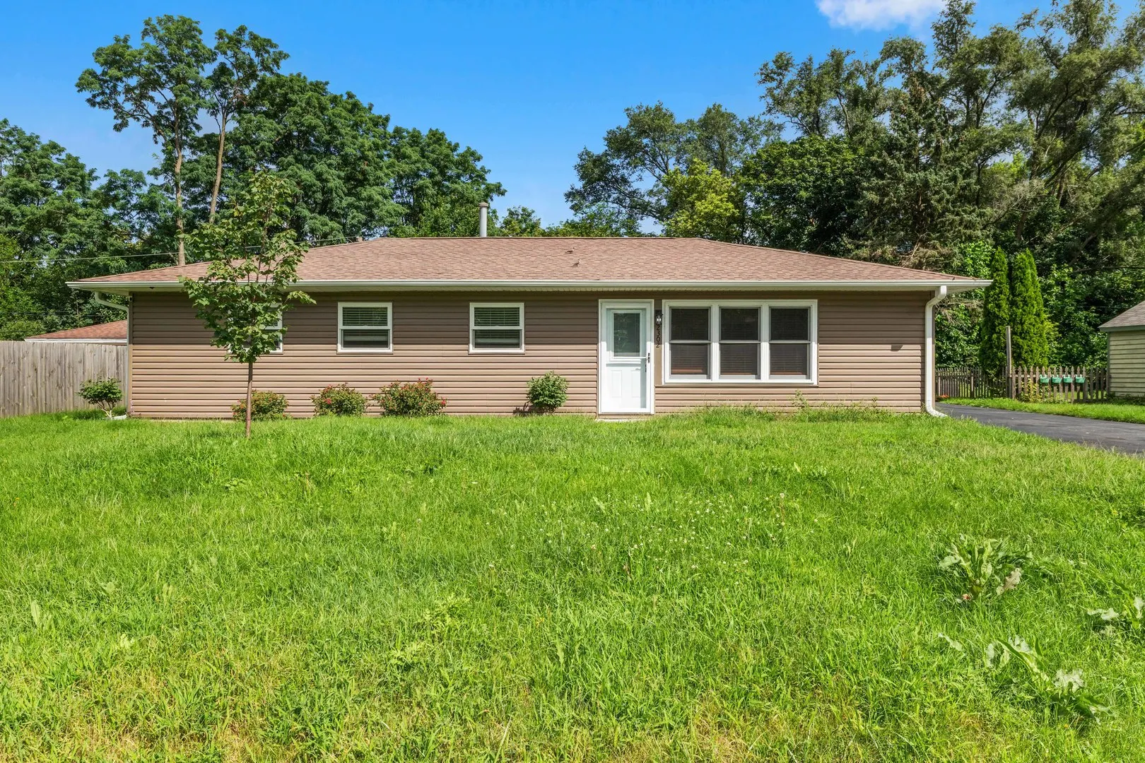 2302 Manor Lane IL
