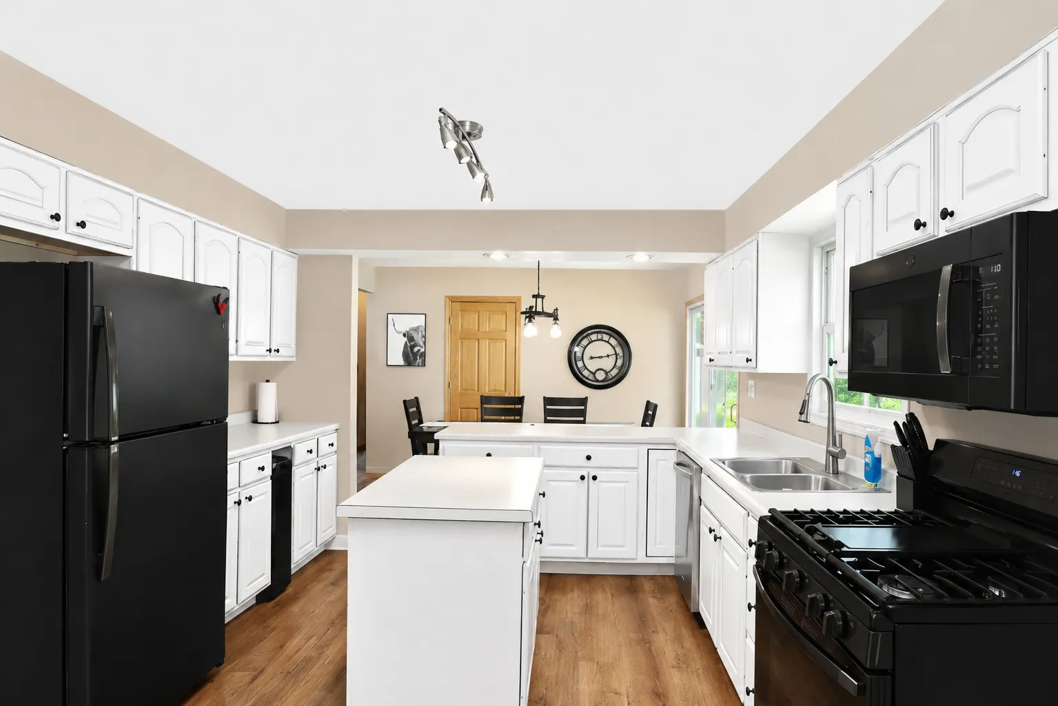 2302 Manor Lane IL