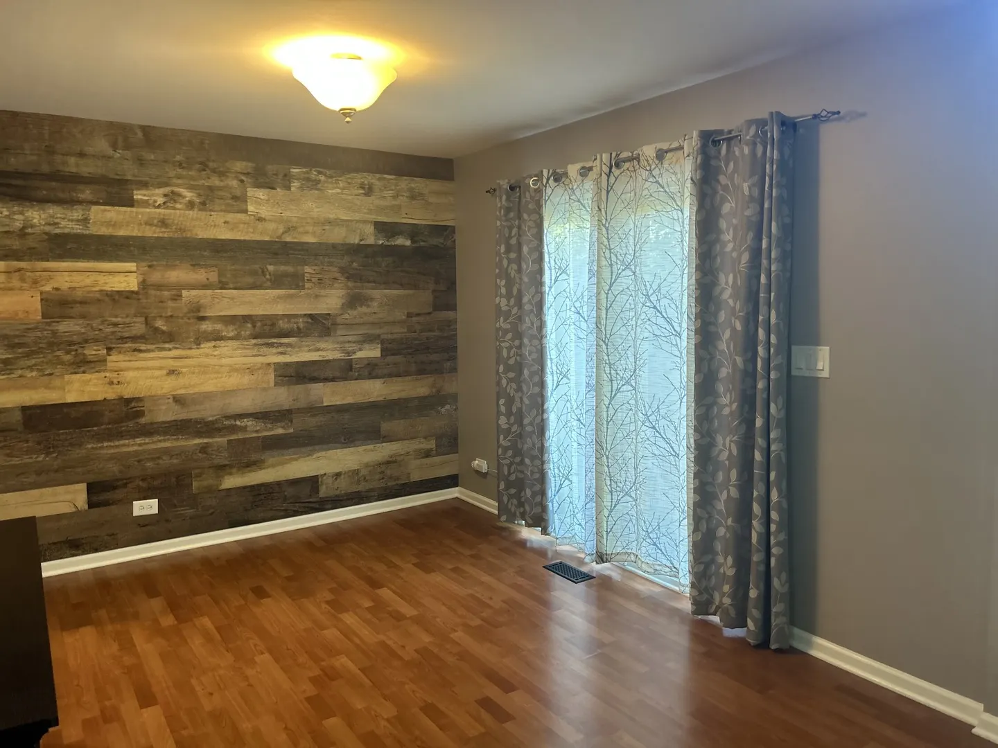 327 E Tall Oaks Lane IL