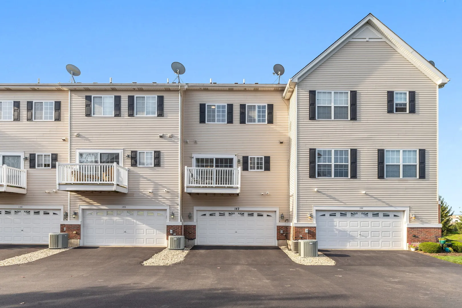 142 Lakeshore Drive IL