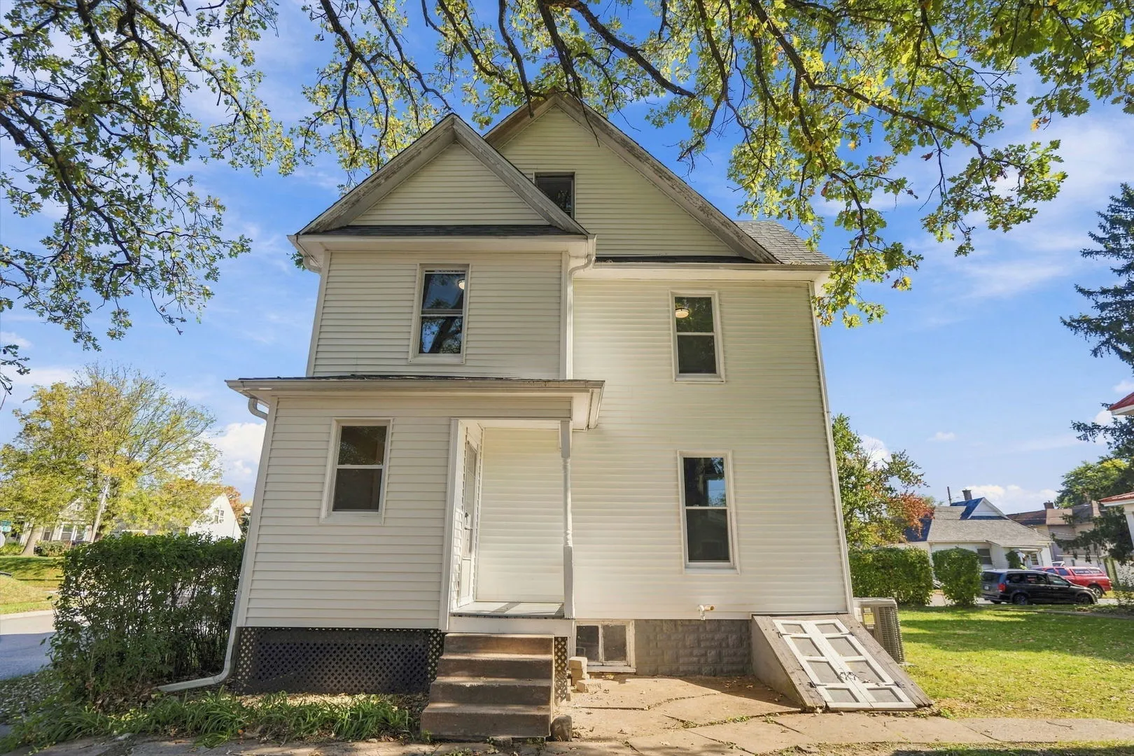 2528 Farnam Street IA