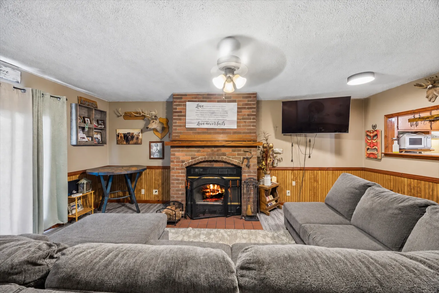 142 N Douglas Avenue IL