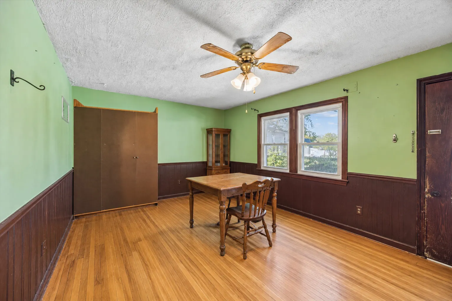 142 N Douglas Avenue IL