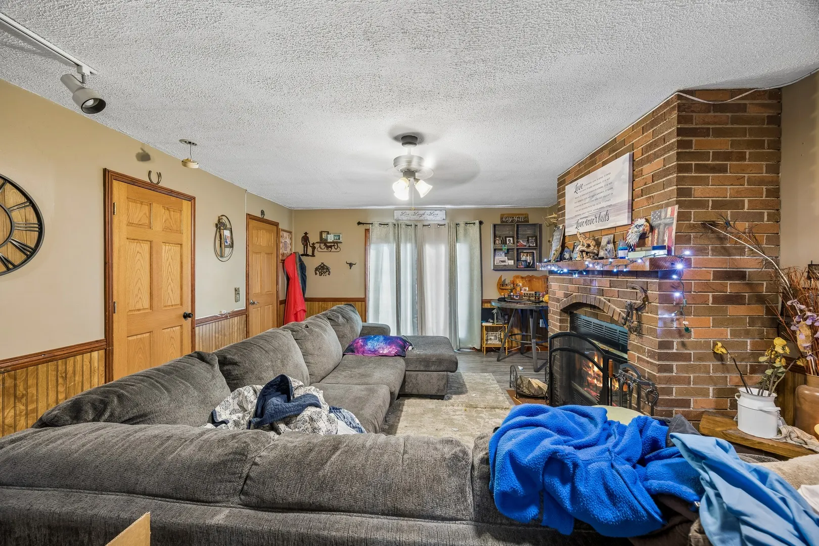 142 N Douglas Avenue IL