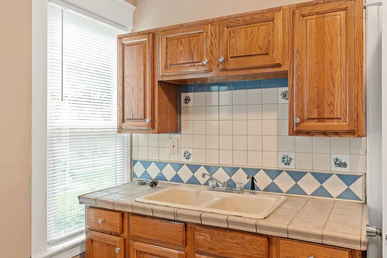 1211 4th Avenue IL
