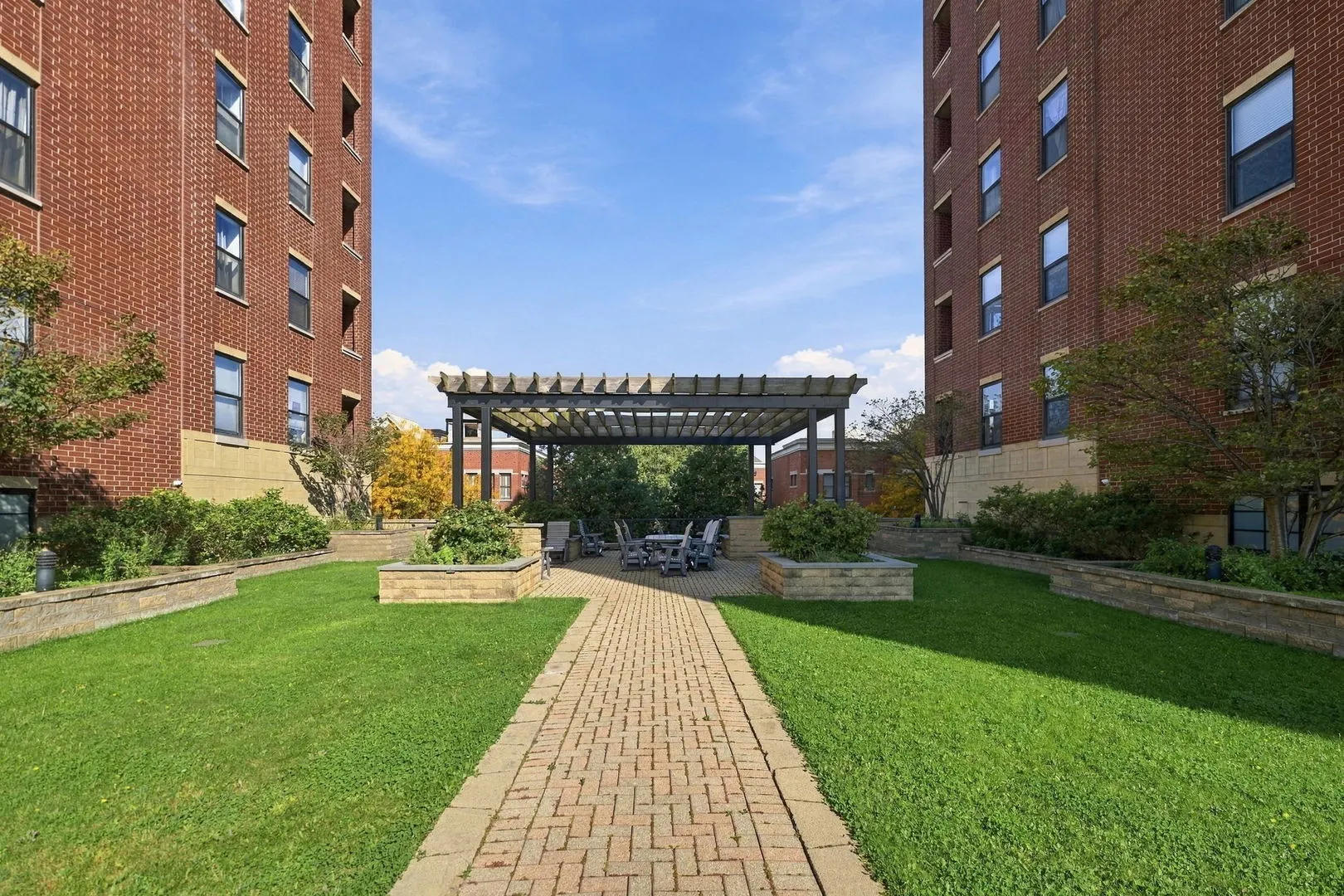 811 W 15th Place IL #605