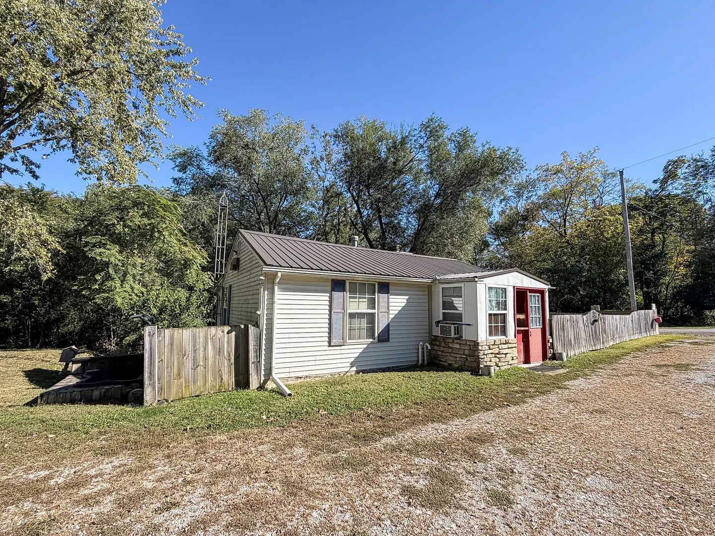 225 E North 6th Street IL
