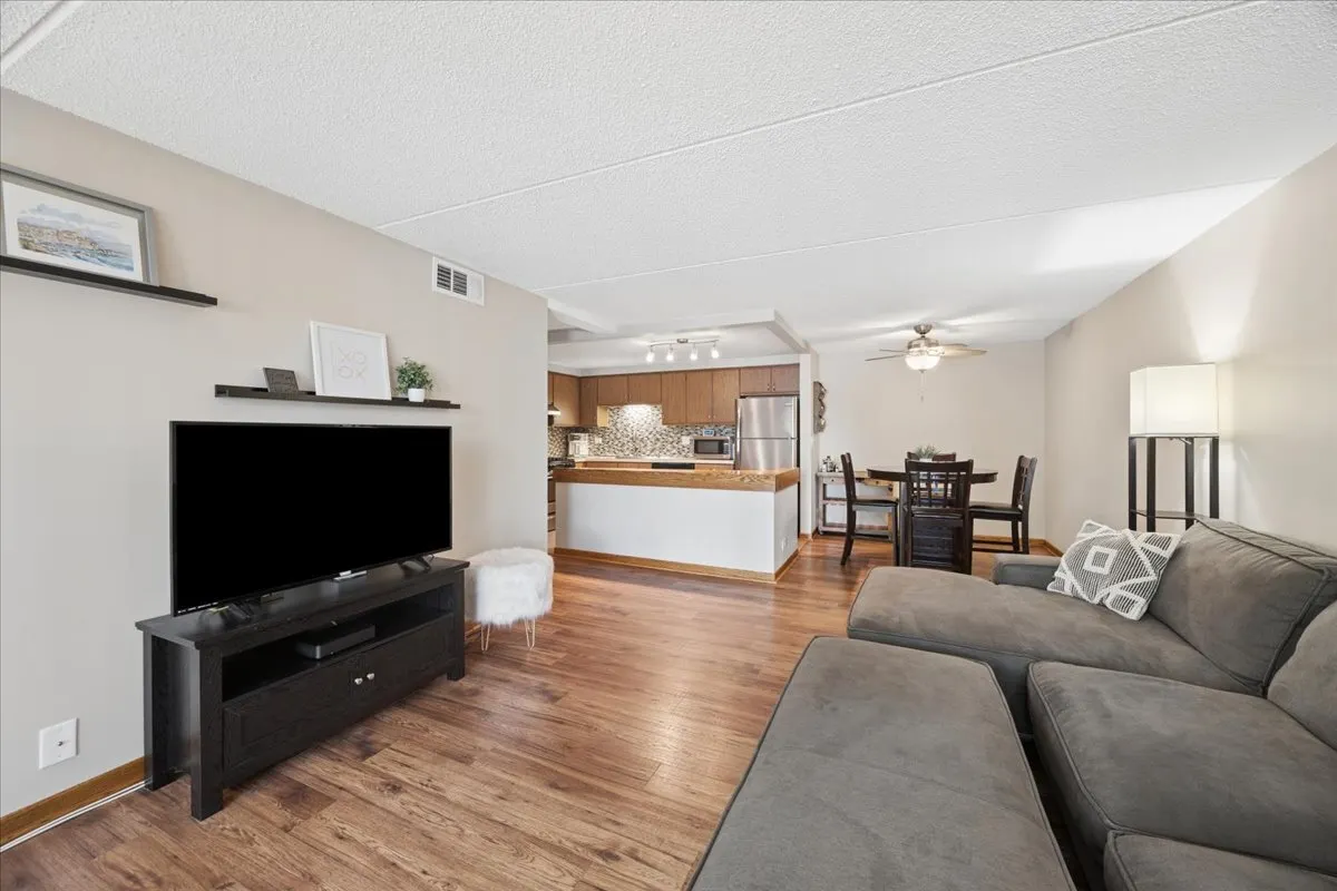 225 E Wing Street IL #201