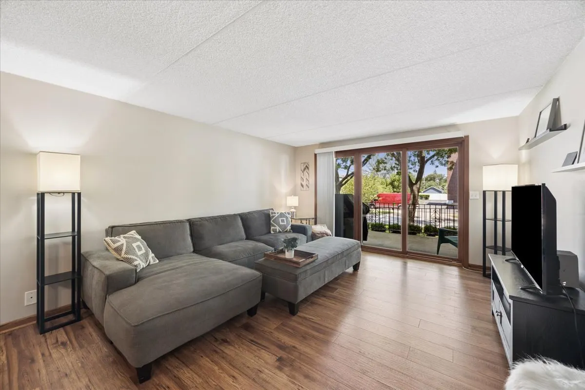225 E Wing Street IL #201