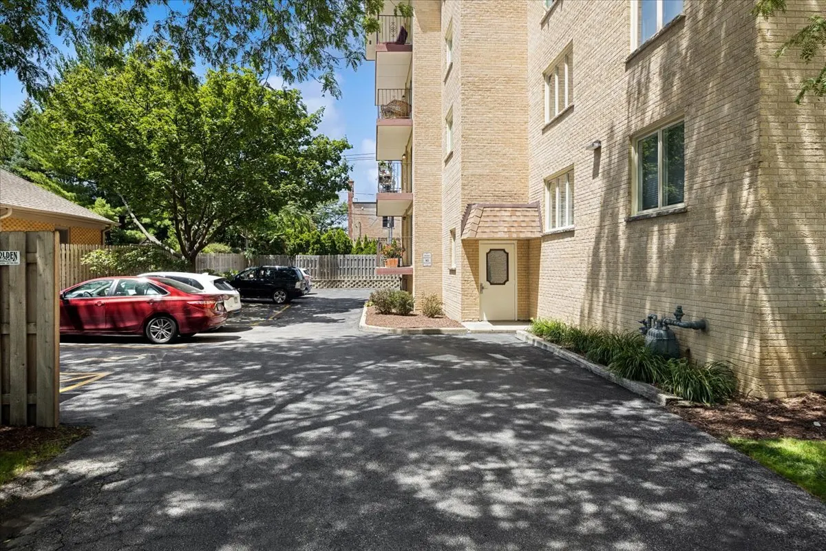 225 E Wing Street IL #201