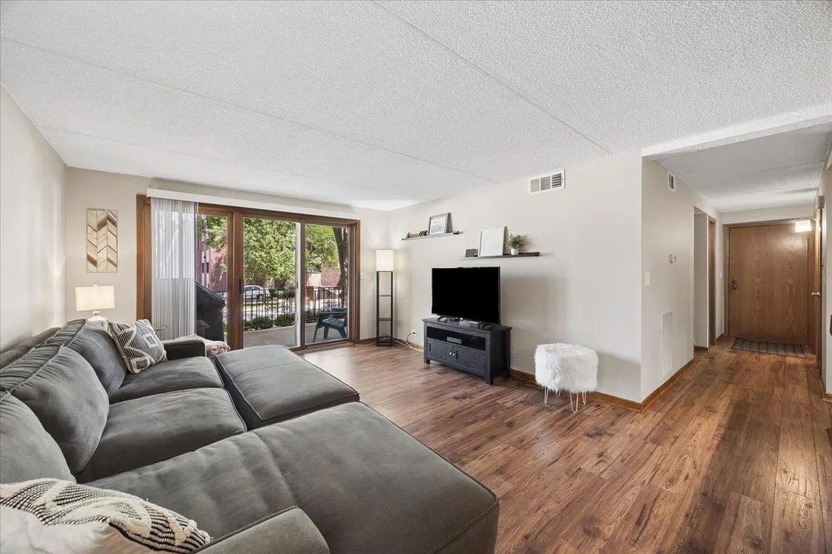 225 E Wing Street IL #201