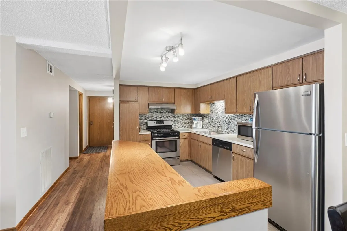 225 E Wing Street IL #201