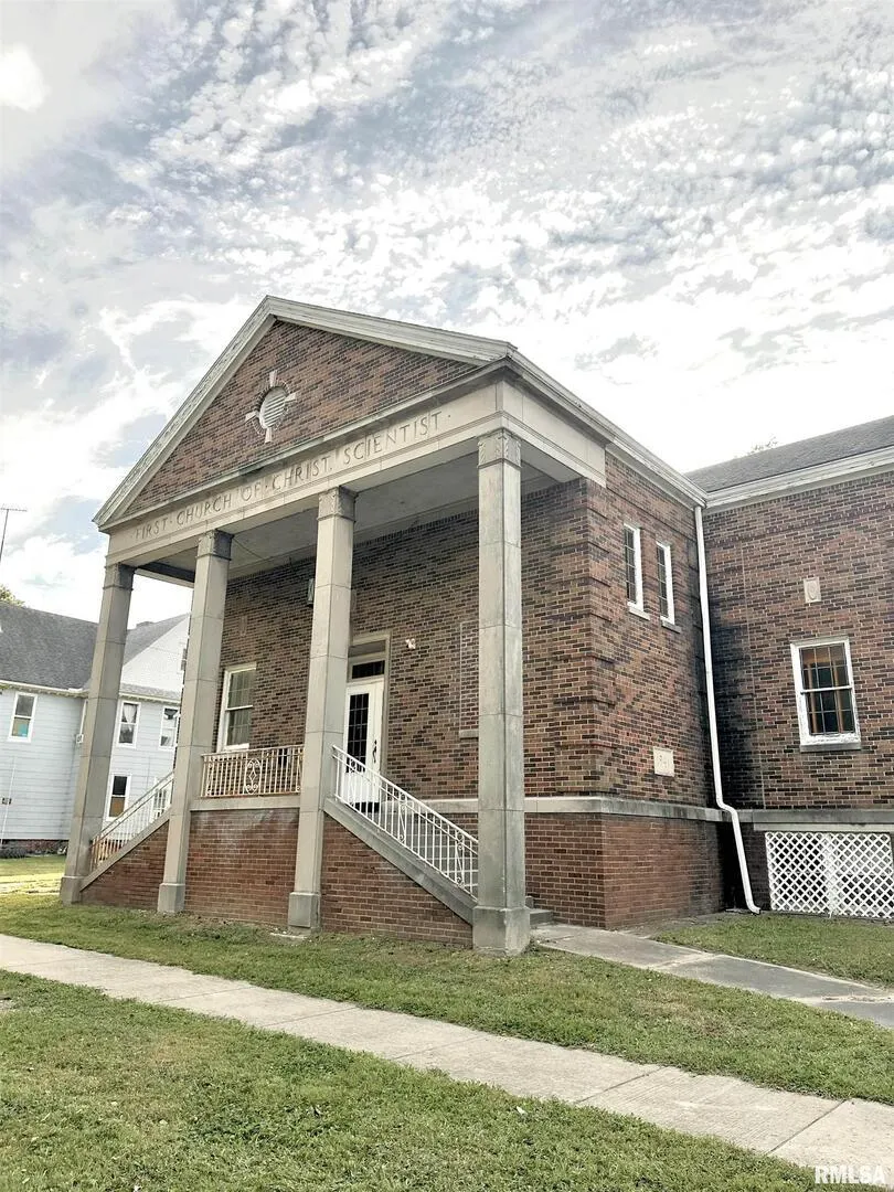 421 E BROADWAY Street IL