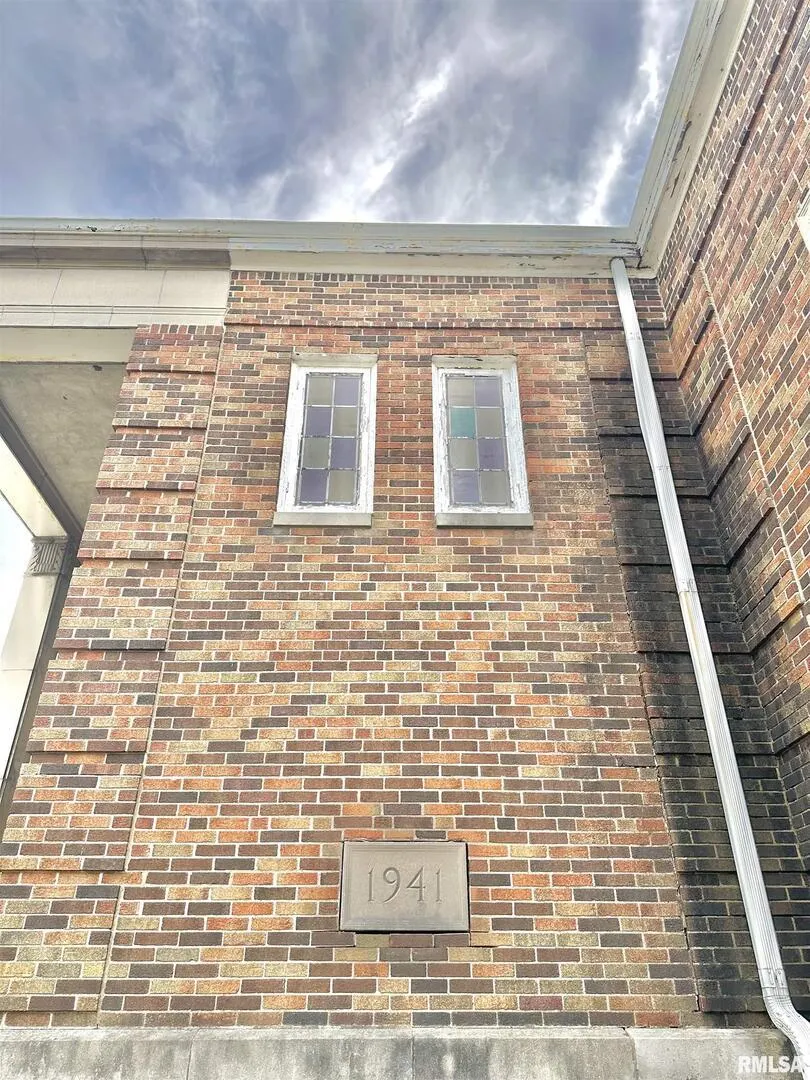 421 E BROADWAY Street IL