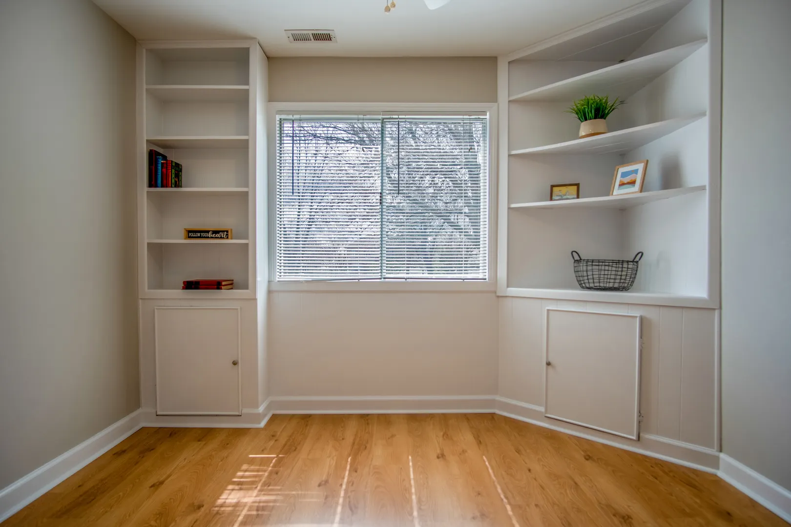 441 Esselen Court IL