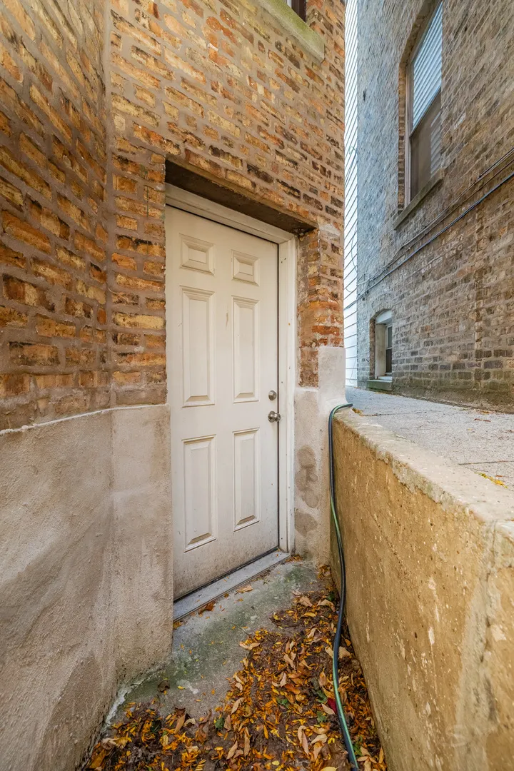 1633 W Winona Street IL
