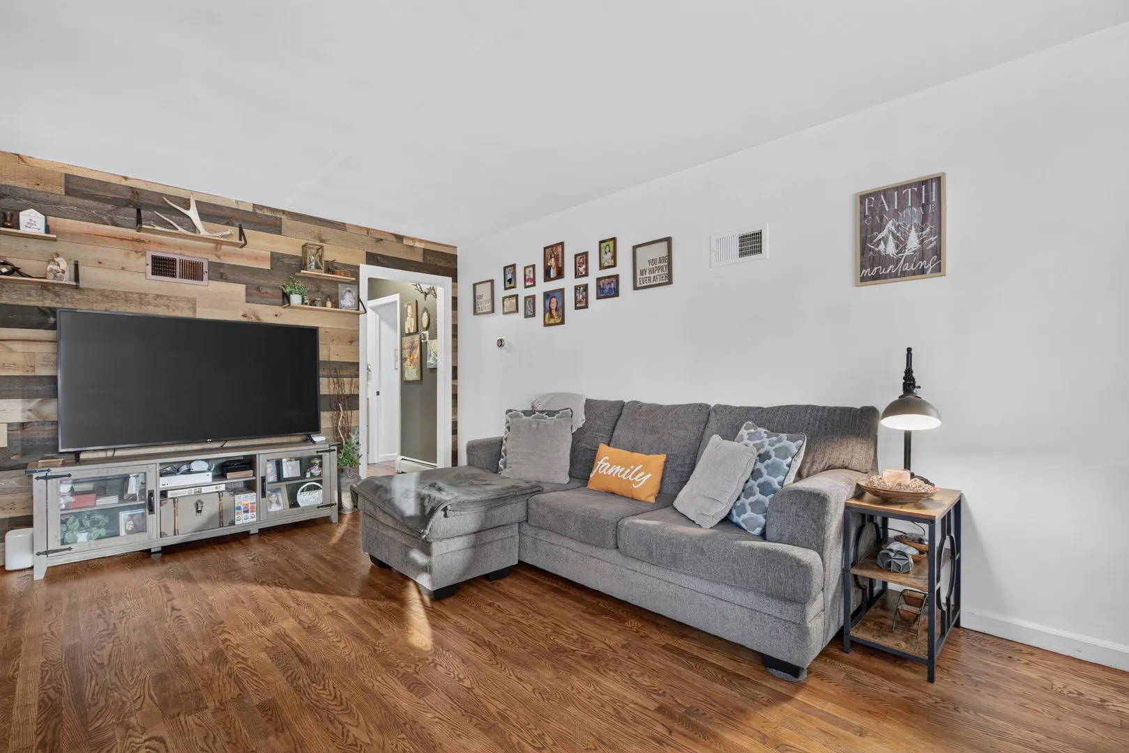 135 E 3rd Street IL